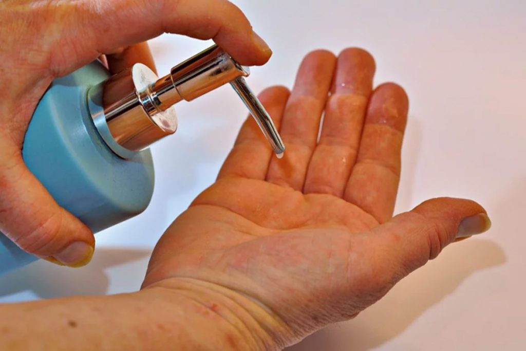 Как сделать кожный антисептик для рук своими руками - преимущества 