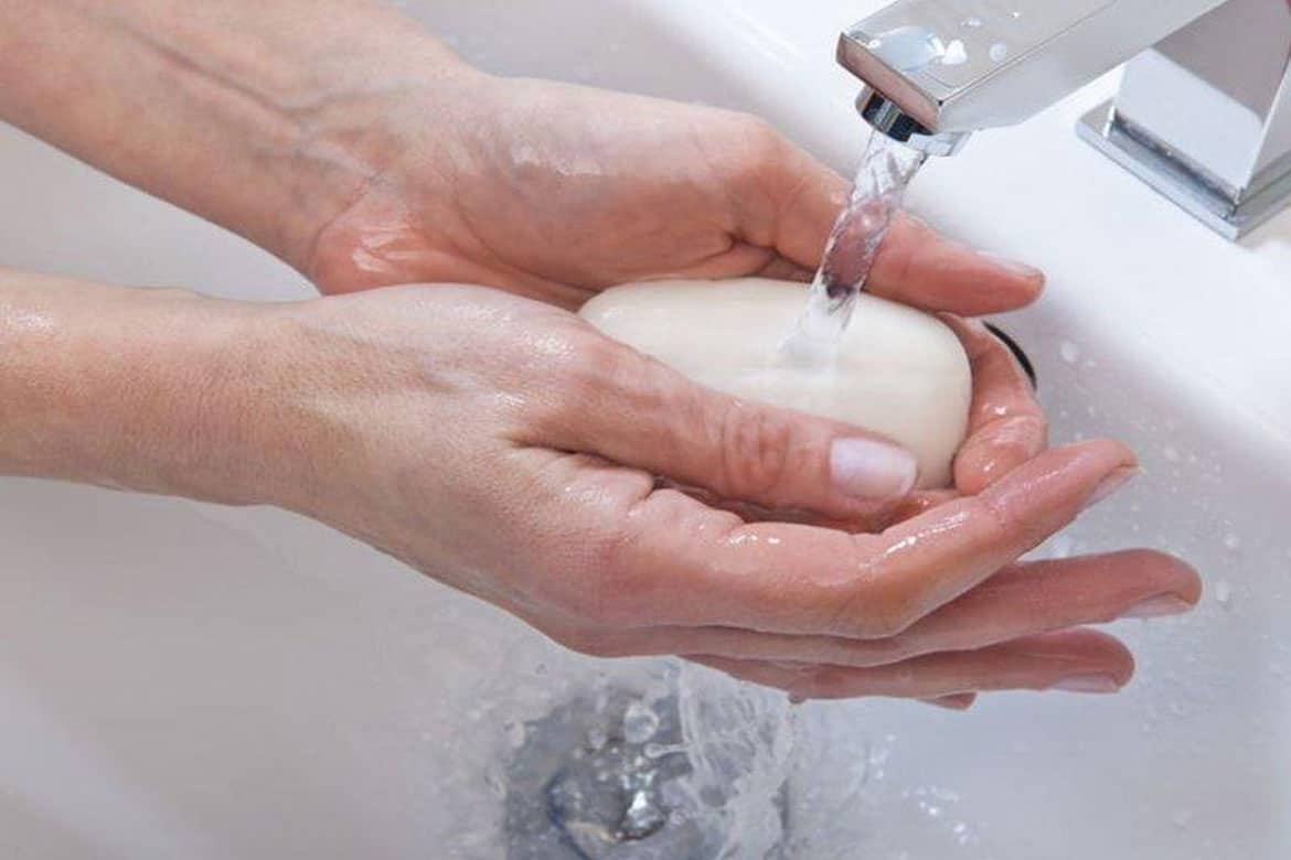 Окр моет руки. Мытье рук с мылом. Мыло для рук. Мыть руки. Вымыть руки с мылом.