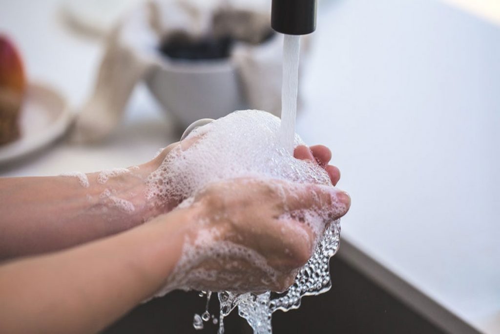 Мыло является антисептиком? Что использовать в быту - мытье рук
